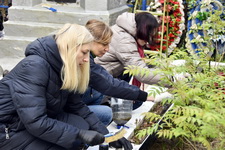 Депутаты Законодательного Собрания в преддверии Дня Победы провели субботник на воинском захоронении у деревни Рябеево