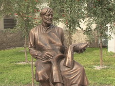 В Кимрах открыли памятник сапожнику