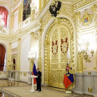 Президент России Владимир Путин встретился с сенаторами в Кремле