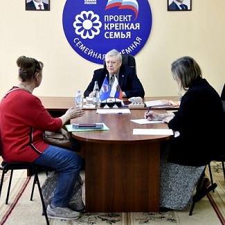 Депутаты Законодательного Собрания провели приёмы граждан