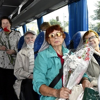 Тверские ветераны и пенсионеры посещают мемориал Советскому солдату в Ржеве