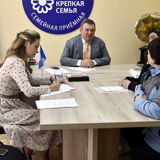 Александр Клиновский провёл депутатский приём в Штабе общественной поддержки