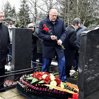 Депутаты почтили память председателя первого созыва Законодательного Собрания