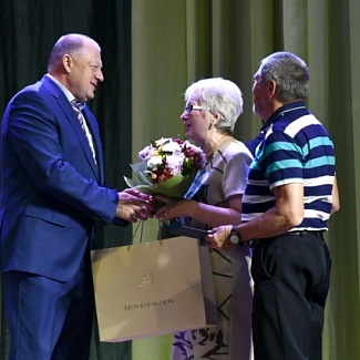 Сергей Голубев вручил семье из Старицы медаль «За любовь и верность»