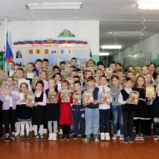 Депутаты дарят подарки детям