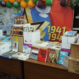 Сергей Голубев передал в библиотеку Зубцова книги, собранные депутатами и сотрудниками аппарата Законодательного Собрания