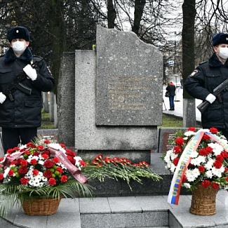 В Твери прошел траурный митинг в память о сотрудниках органов внутренних дел, погибших при исполнении служебного долга