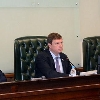 Областной парламент провел завершающее весеннюю сессию пленарное заседание