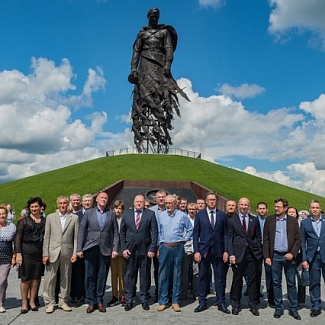 Депутаты областного парламента возложили цветы к мемориалу Советскому солдату и Обелиску в Ржеве
