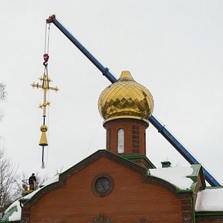 В Красном Холме освятили купола Троицкого Храма