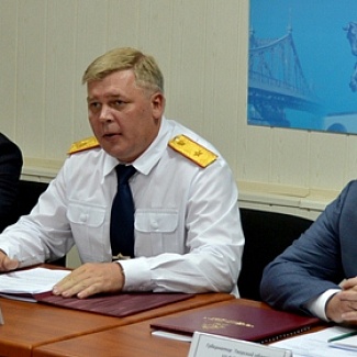 Андрей Епишин поздравил следователей