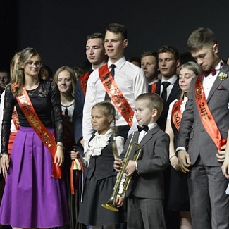 Простились мы со школою…