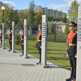 В Твери открыли стелу офицерам-выпускникам Тверского суворовского военного училища, погибшим при выполнении воинского долга