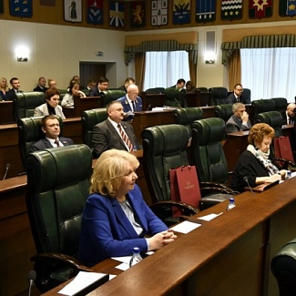 Законодательное Собрание приняло закон о ежемесячном (едином) пособии в связи с рождением и воспитанием ребенка