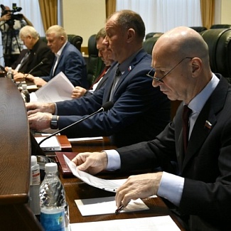 Областной парламент принял закон о расширении мер поддержки Героев Советского Союза, Героев РФ, Героев Социалистического труда и Героев Труда РФ