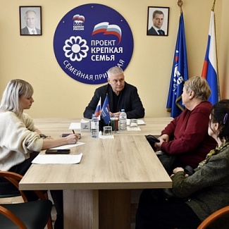 Депутаты Законодательного Собрания провели приёмы граждан