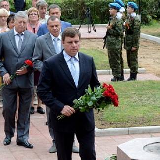 Депутаты почтили память воинов-сибиряков