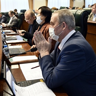 Областным парламентом принят закон о новых ежемесячных выплатах для «детей войны»